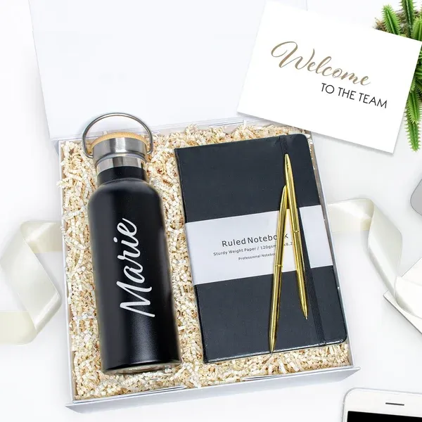 Caja de bienvenida con botella personalizada, libreta y tarjeta