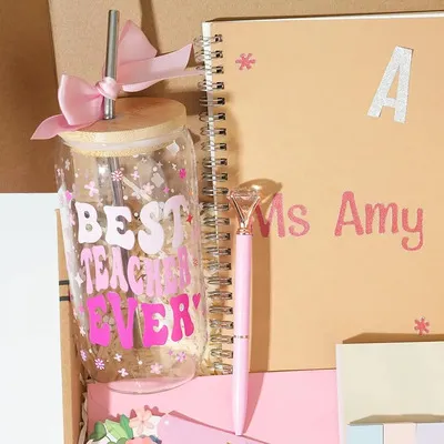 Caja con libreta, vaso y accesorios para maestra