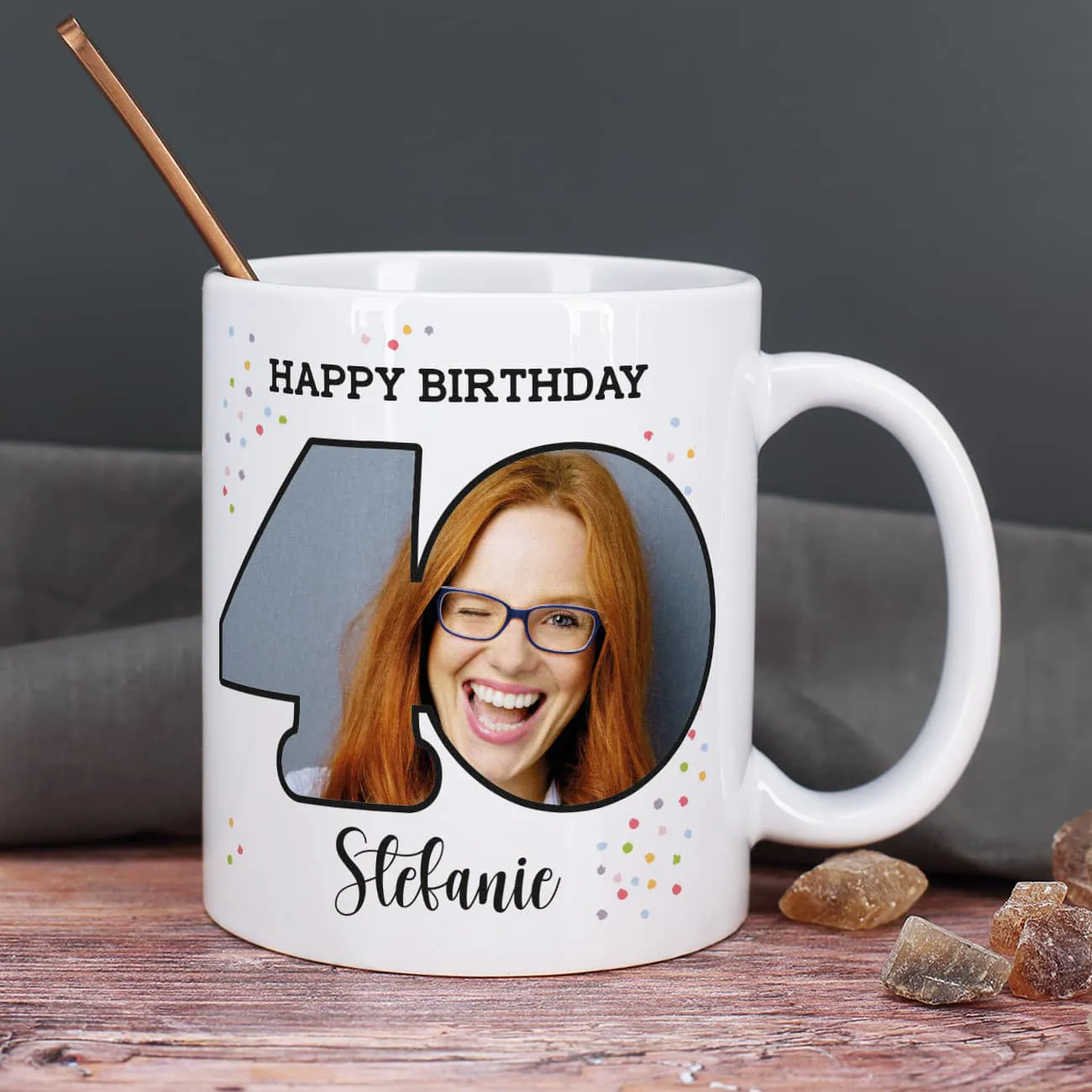 Regalo de cumpleaños personalizado terminado y festivo